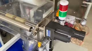 Furniture pad accessories parts manual feeding bucket conveyor bag packing machine