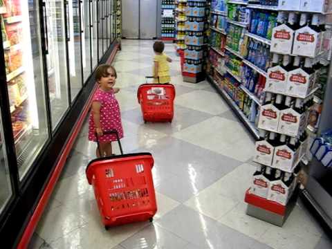 Gêmeos de dois anos vão às compras