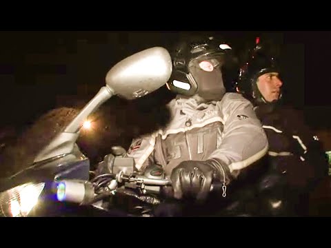 DANS UNE COURSE SAUVAGE SUR L'AUTOROUTE