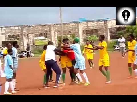 Pop up video: Assistant coach seriously beating center referee at #Tamale in Women's league game 🤦😥🙆