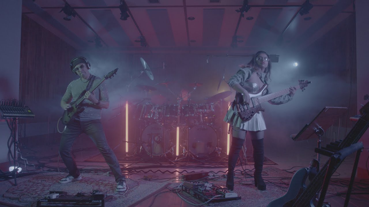 DarWin &ndash; Man Vs Machine (HD Official Video) (With Simon Phillips, Mohini Dey, Greg Howe) - YouTube