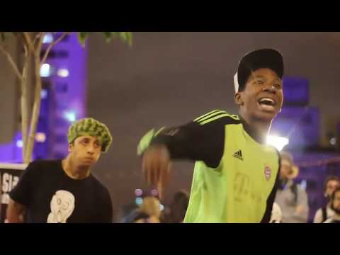 Ator da Globo, Lucas Penteado Kóka, mandando a mensagem no Slam