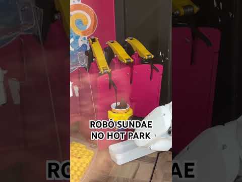 Sendo atendido por um robô no Hot Park, em Rio Quente/GO!