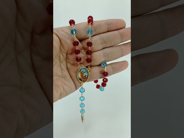 Vídeo relacionado con Collar de rosario con cuentas de cristal azul profundo, oración católica, Medalla de Tierra Santa de Jerusalén, Cruz de Tierra Santa, colección de cuentas de rosarios religiosos antiguos (Azul oscuro)