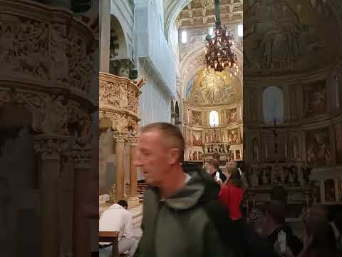 Uma vista interna detalhada da Igreja, Pisa, Itália
