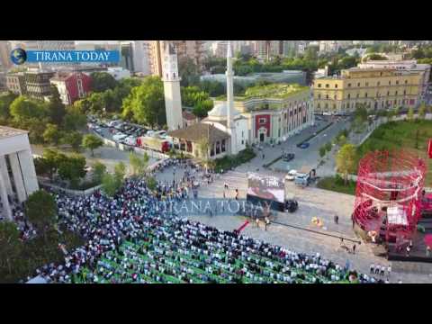 Tirana Today   Festa e Fiter Bajramit, qindra besimtarë falën Namazin  Pamjet  me dron