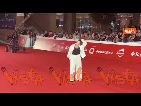 Paola Minaccioni posa sul tappeto rosso per i fotografi alla Festa del Cinema di Roma