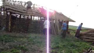 preview picture of video 'Reconstructia locuintei culturii Cozia-Saharna la Saharna-Tiglau.'