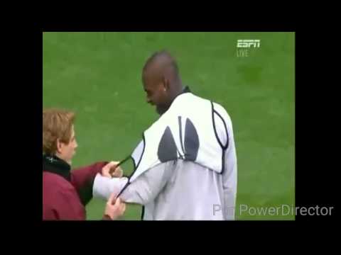 Balotelli no sabe ponerse la pechera de entrenamie