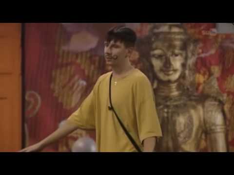 Sebastian Tynkkynen piereskelee naamalle