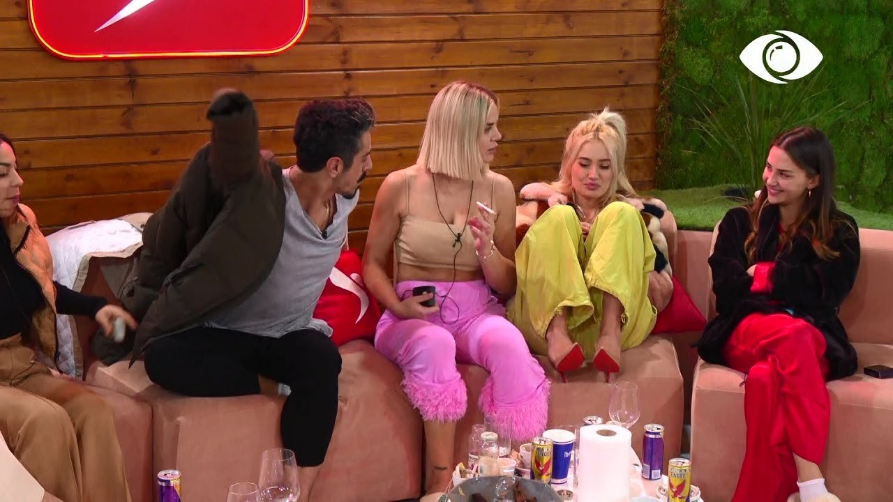 Do bëhesh meme/Banorët bisedojnë në oborr