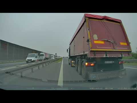 TIR wymusza pierwszeństwo. Niebezpieczne zepchnięcie z drogi (S8 Oleśnica)