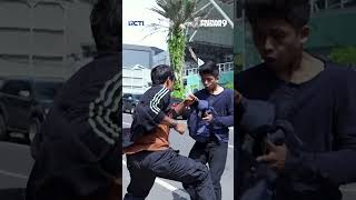 Download lagu Bubun Mau Tiga Lawan Satu Tetep Dikasih Salam Olahraga #ngeshortsbareng #premanpensiun9 #shorts mp3