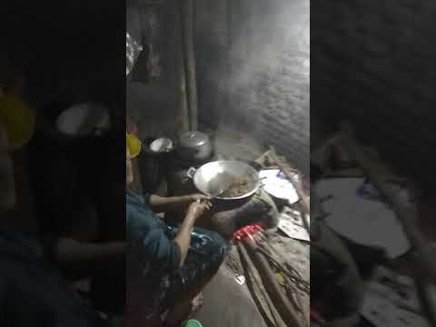 Mbok'e Buat makanan khas Desa Trasik'an