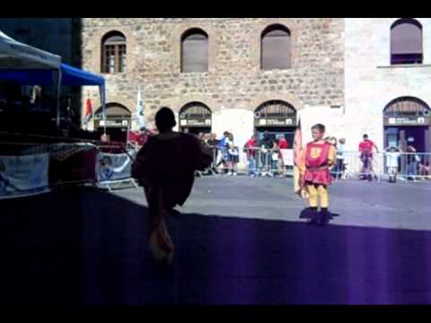 gruppo sbandieratori san quirico d'orcia