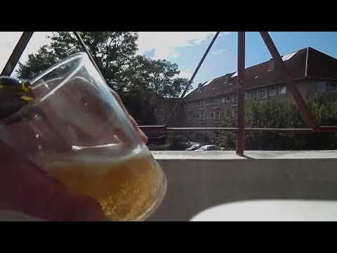 John Olsen læser et af sine drankerdigte op