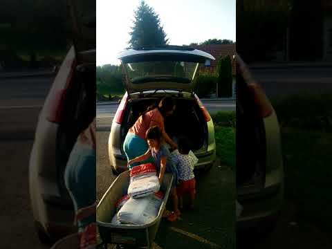 Jennifer und Alexander helfen beim arbeiten