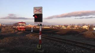 preview picture of video 'AŽD 71, časť III. 810, Jurská cesta a Mochovská, Levice, Slovensko. Railroad crossing Slovakia.'