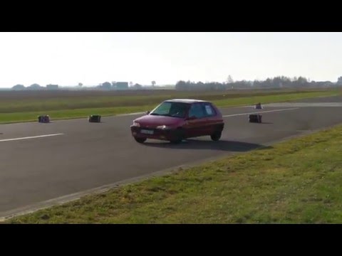 Peugeot 106 SuperOES na piotrkowskim lotnisku