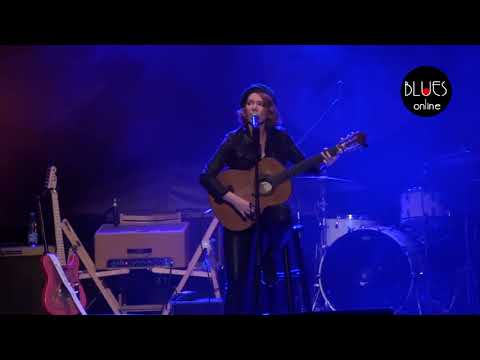 Sue Foley in flamenco style