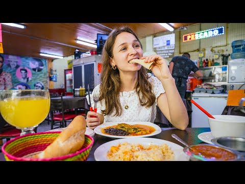 INTENTANDO COMER LA PICANTE COMIDA MEXICANA