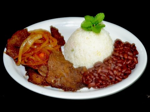 Receta de Bistec encebollado con arroz y frijoles