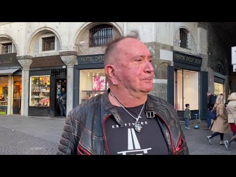 Johnson Righeira a passeggio nelle piazze "di questa Padova meravigliosa"