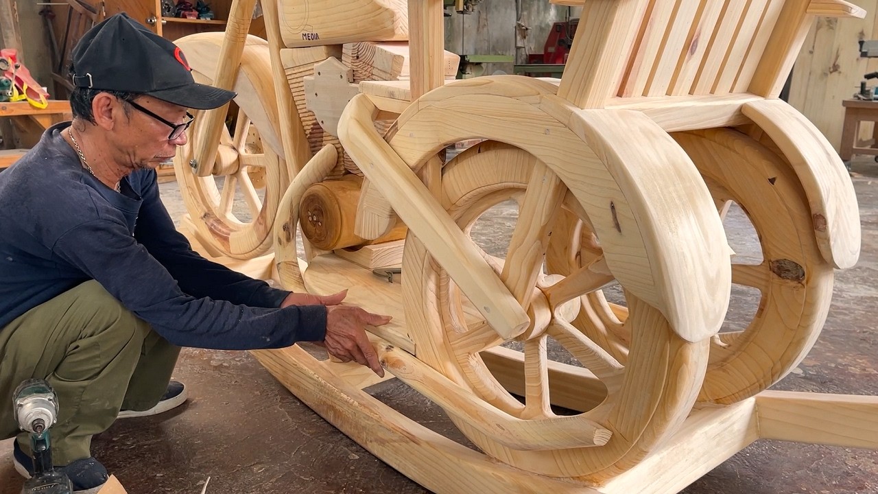 Let's See: 70-Year-Old Wood Craftsman Builds Huge Vintage Motorcycle-Style Leisure Chair Ratio 1:1