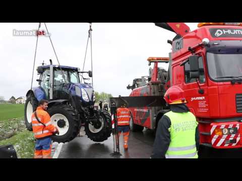 Auto kollidiert bei winterlichen Fahrverhältnissen in Sattledt frontal mit Traktor