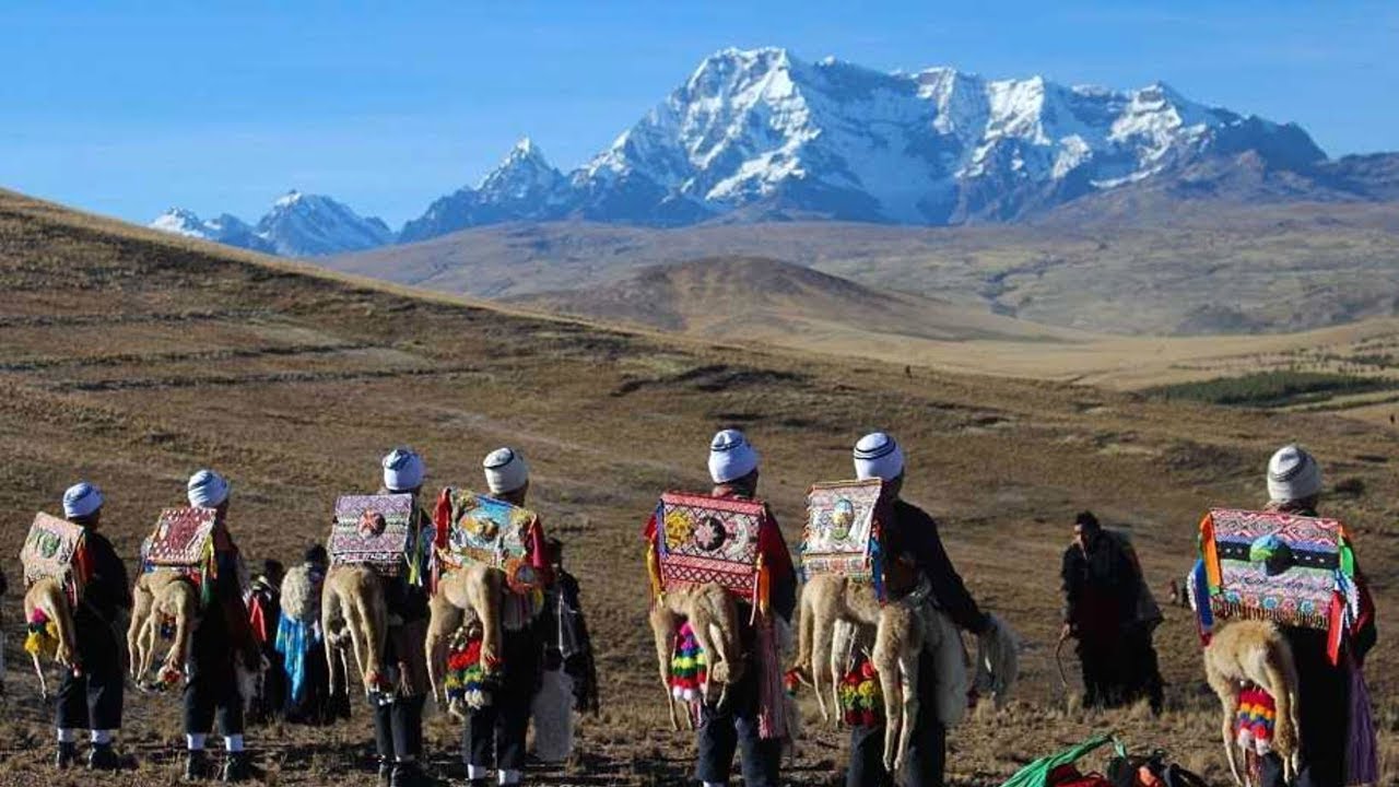 Q'ENQO CHAQUIRI EN TAYANKANI CUSCO ANTES DEL ALABADO SR. QOYLLUR RIT'I, PROCESION DE 24 HORAS