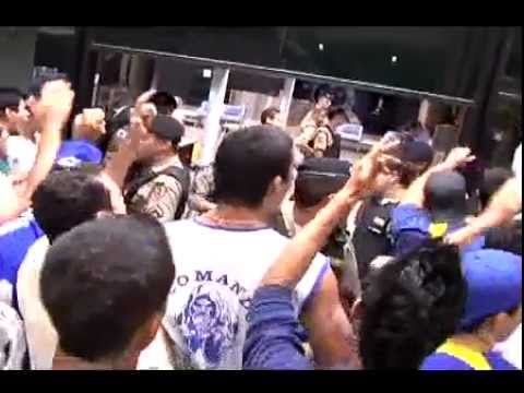 Torcida do Cruzeiro se revolta em Confins