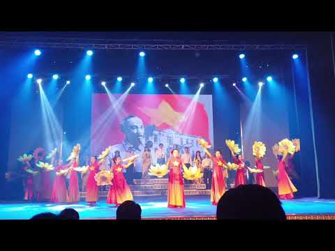 Thể hiện bởi Tốp ca