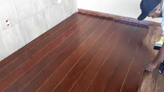 Resina em piso de madeira