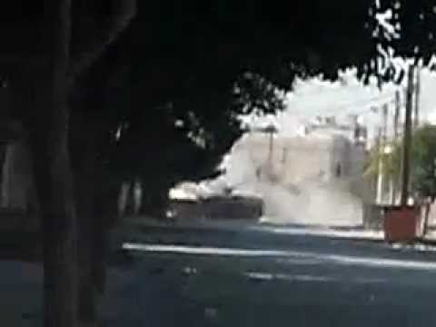 تدمير دبابة بعد استهدفها من قبل كتيبة الفاروق في حي بابا عمرو في حمص