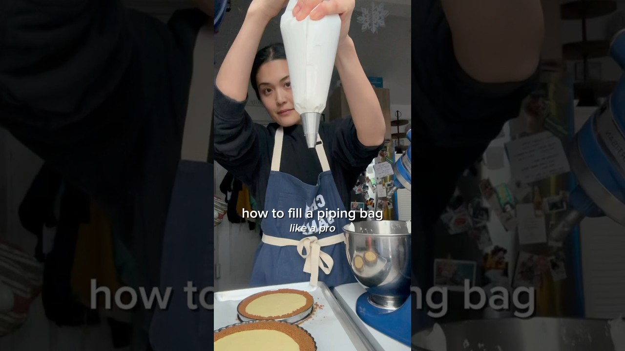 the best way to fill a piping bag in 8 easy steps! 🎂🍰🧁 #baking #cakedecorating