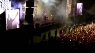 Snoop Dogg wave the Albanian flag and Kosovo roccs