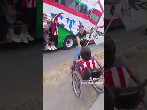 "El día en que la barra brava de Chivas paró el micro para cumplir el sueño de este niño" Barra: Barra Insurgencia &bull; Club: Chivas Guadalajara &bull; País: México