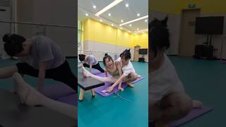 Download lagu DIBALIK KEINDAHAN DALAM TARIAN BALET ADA PROSES LUAR BIASA MENYAKITKAN ✨ #shorts #viral #tarianbalet mp3