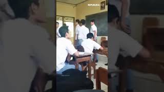 Download lagu TIDAK TERPUJI ! Murid Tantang Guru DUEL di Sekolah #shorts #murid #guru mp3