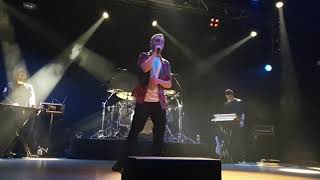 Anastasio canta &quot;Correre&quot;