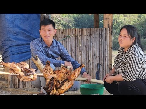 Duc, sitting at the same dinner table with Ly Dao Hoa to share, together, overcome all difficulties