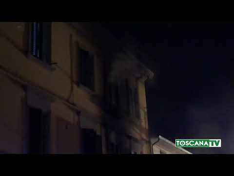2019-04-15 PRATO - INCENDIO ALL'INGRESSO PALAZZINA, EVACUATE 5 FAMIGLIE