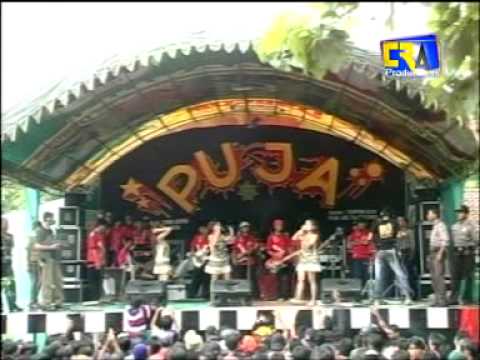 karmila trio macan ular