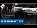 Boeren trekken bus los uit de berm - OMROEP WEST