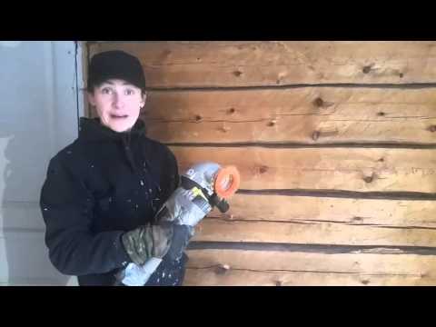 Hirsiseinän käsittely nailonharjalla