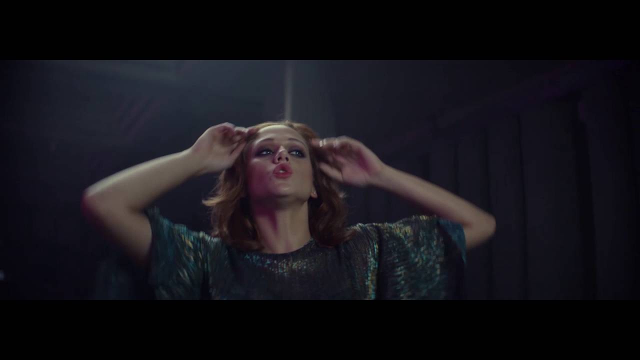 Emma Drobna — Smile
