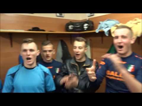 Radość piłkarzy Prochowiczanki w szatni po wygranym meczu z drużyną Dąb Stowarzyszenie Siedliska 2-1