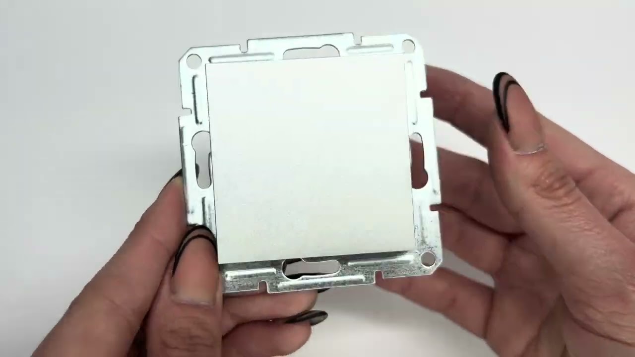 Розетка одинарная с/з  и крышкой SCHNEIDER Asfora алюминий EPH3100161