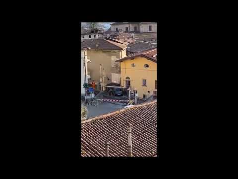 L'auto rimane bloccata sotto la sbarra del passaggio a livello: il conducente tenta di spostarla