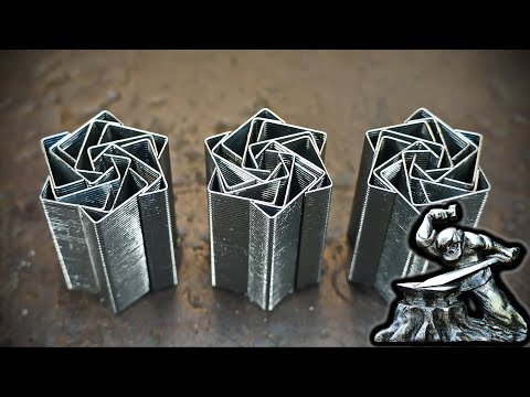 Damaststahl aus Heftklammern für einen Hefter.